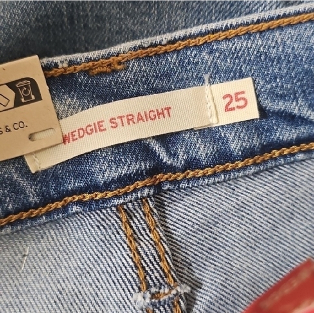 Levi's Women's Wedgie High-Rise Snug Through The Hip And Thigh Straight Leg Jean - Picture 4 of 8